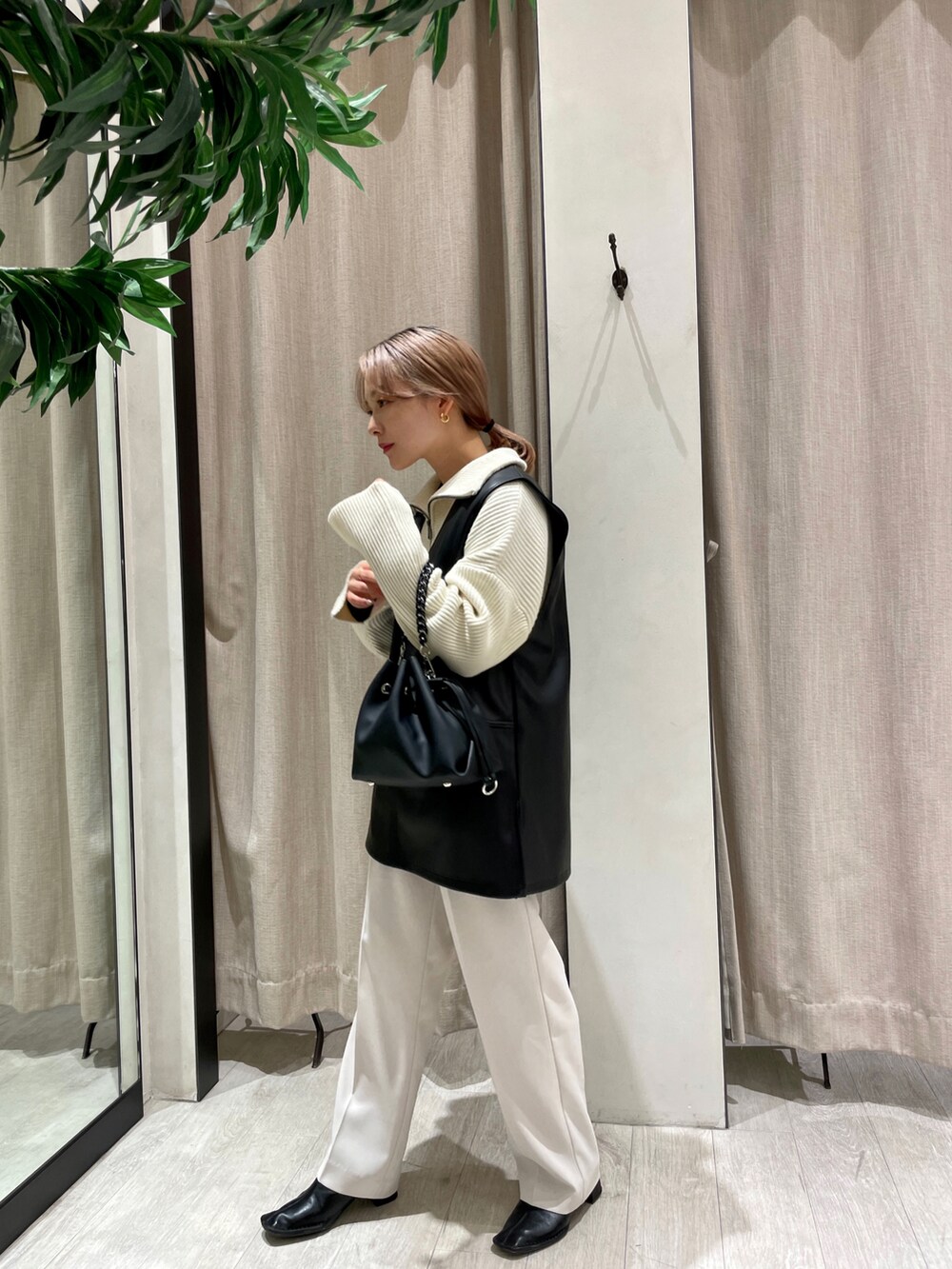 「レザージャケット、ホワイト、ベスト、ホワイトコーデ、パンツスタイル、低身長、低身長コーデ、今日のコーデ、秋コーデ、秋冬コーデ、レザーベスト、おしゃれさんと繋がりたい、ハーフジップ」｜「CAPRICIEUX LE'MAGEのアウトステッチショートブーツ（ブーツ、ブラック系）」を使った、𝐑𝐈𝐂𝐎さん（レディース・148cm）の秋コーディネートの3枚目の写真