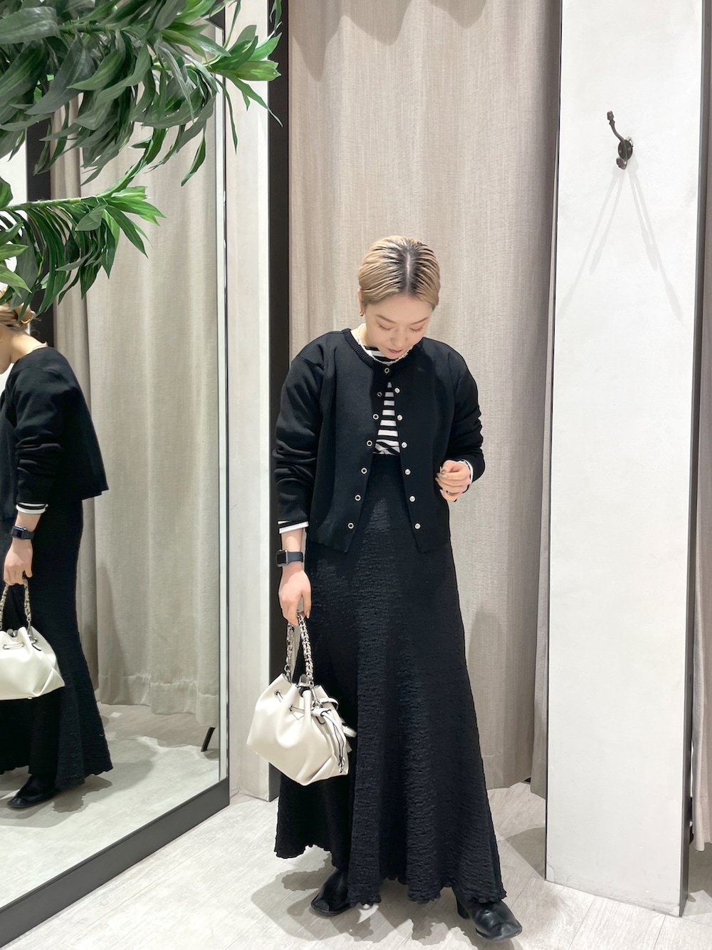 「カジュアル、大人女子、休日スタイル、スカート、マーメイドスカート、はるコーデ、春コーデ、低身長、低身長コーデ、カーディガン、ブラック、オールブラック」｜「CAPRICIEUX LE'MAGEのダンボールコンパクトスナップカーディガン（カーディガン/ボレロ、ブラック系）」を使った、𝐑𝐈𝐂𝐎さん（レディース・148cm）の冬コーディネートの4枚目の写真