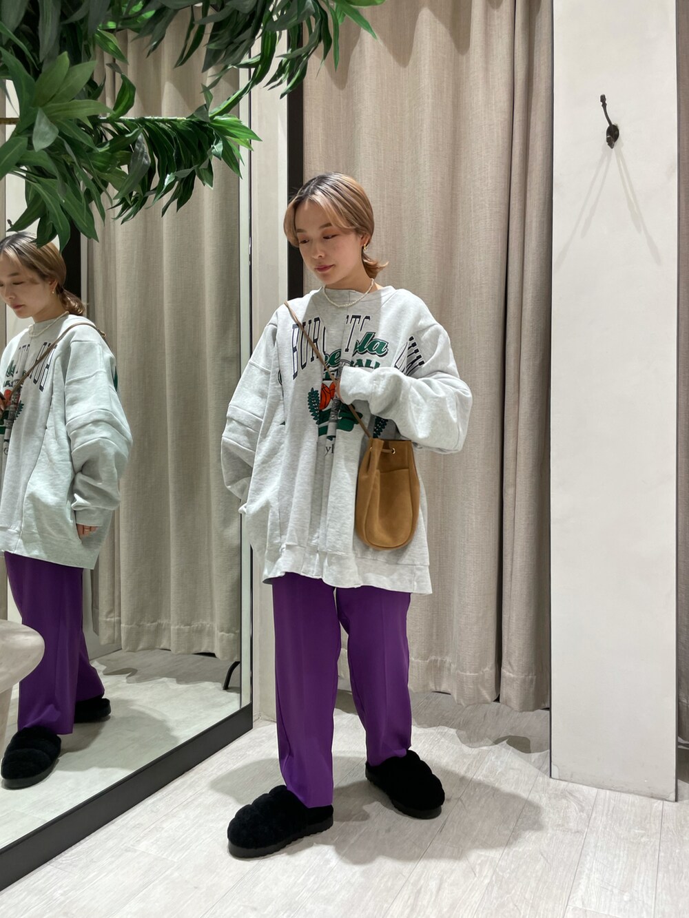 「スウェット、ビッグシルエット、カラーパンツ、オーバーサイズ、UGG、パープル、ootd、低身長、ラクチンコーデ、低身長コーデ、お洒落さんとつながりたい」｜「CAPRICIEUX LE'MAGEの〈新色追加/ブルー・パープル・ブラウン〉イージーストレートパンツ（その他パンツ、パープル系）」を使った、𝐑𝐈𝐂𝐎さん（レディース・148cm）の冬コーディネートの3枚目の写真