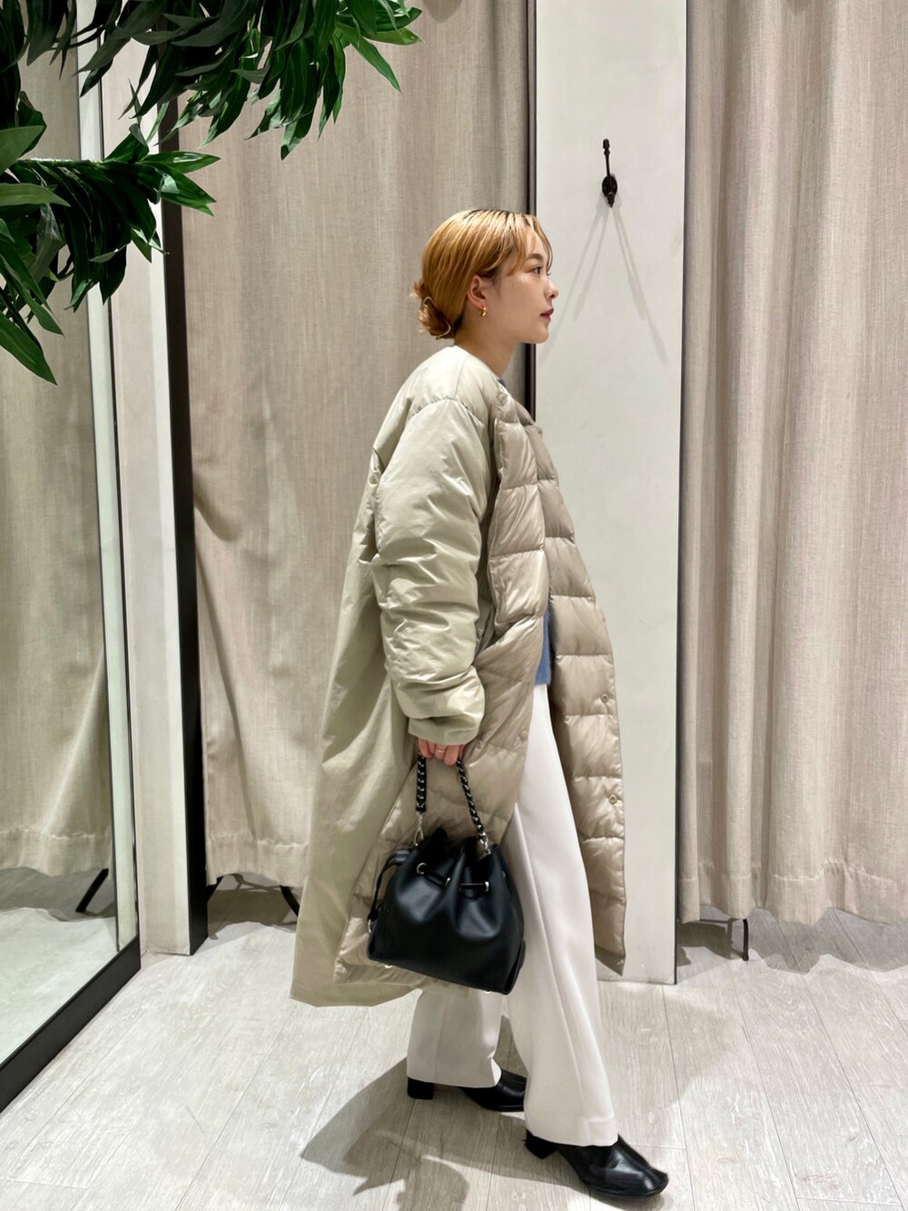 「コート、ニット、アウター、シンプル、ブルー、ダウン、ダウンコート、休日スタイル、大人コーデ、プチプラコーデ、ゆったりコーデ、低身長、着回しコーデ、低身長コーデ、秋冬コーデ」｜「CAPRICIEUX LE'MAGEのかがりチェーンドロストショルダーバッグ（ショルダーバッグ、ブラック系）」を使った、𝐑𝐈𝐂𝐎さん（レディース・148cm）の秋コーディネートの3枚目の写真