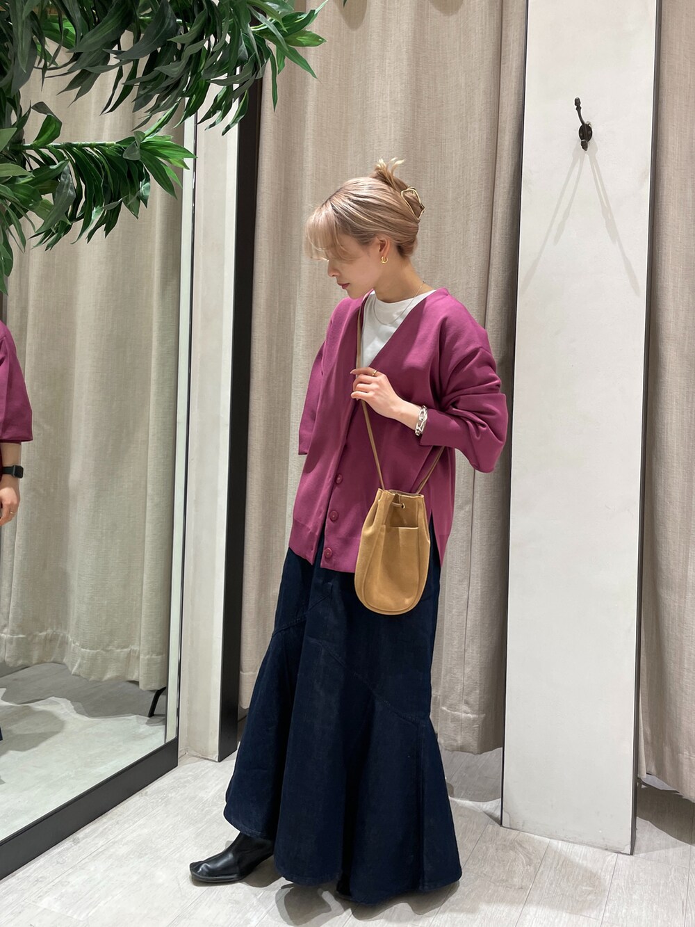 「カジュアルコーデ、カーティガン、スカート、きれいめカジュアル、ビッグシルエット、ロンT、着回しコーデ、冬、カラーコーデ、低身長、低身長コーデ、ロングスカート、ショートブーツ、ブーツ」｜「CAPRICIEUX LE'MAGEのアシメ切替マーメイドスカート（スカート、ブルー系）」を使った、𝐑𝐈𝐂𝐎さん（レディース・148cm）の冬コーディネートの3枚目の写真