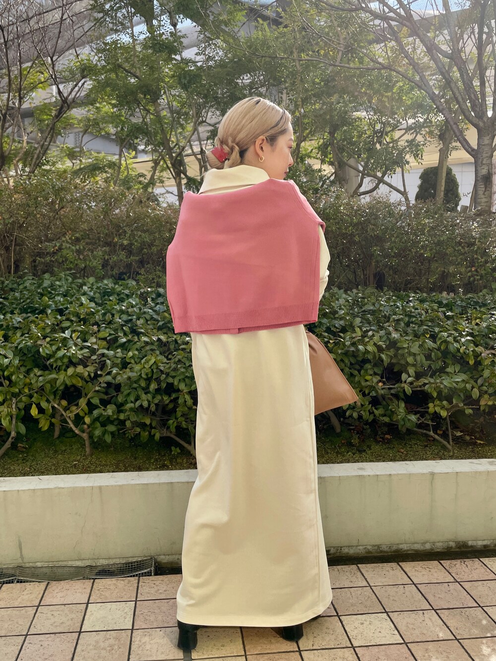 「カジュアル、ワンピース、カーディガン肩かけ、カーディガン、ピンク、低身長、低身長コーデ、バッグ、ベージュ、休日スタイル、大人ガーリー、お洒落さんとつながりたい」｜「CAPRICIEUX LE'MAGEのリボン1ハンドルバッグ（ハンドバッグ、イエロー系）」を使った、𝐑𝐈𝐂𝐎さん（レディース・148cm）の冬コーディネートの4枚目の写真