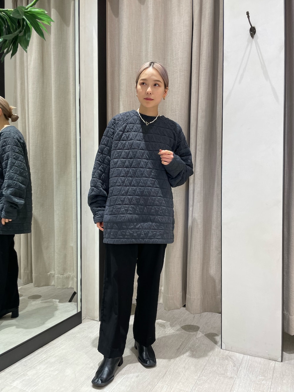 「カジュアルコーデ、今日のコーデ、シンプルコーデ、キルティング、ストレートパンツ、パンツスタイル、スニーカー、ナイキダンク、ダンク、ブラック、低身長、低身長コーデ、ワンマイルウェア」｜「CAPRICIEUX LE'MAGEのキルトプルオーバー（Tシャツ/カットソー、グレー系）」を使った、𝐑𝐈𝐂𝐎さん（レディース・148cm）の冬コーディネートの3枚目の写真