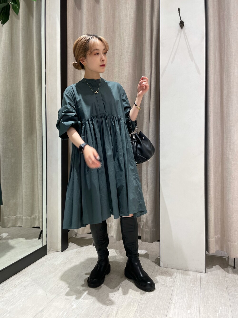 「ワンピース、スカート、ブーツ、グリーン、ロングブーツ、ガーリー、お出かけコーデ、シャツワンピ、厚底シューズ、シャツスタイル、低身長、低身長コーデ、オトナカジュアル、韓国ファッション、秋コーデ」｜「CAPRICIEUX LE'MAGEのギャザーチュニックシャツ（シャツ/ブラウス、グリーン系）」を使った、𝐑𝐈𝐂𝐎さん（レディース・148cm）の秋コーディネートの5枚目の写真