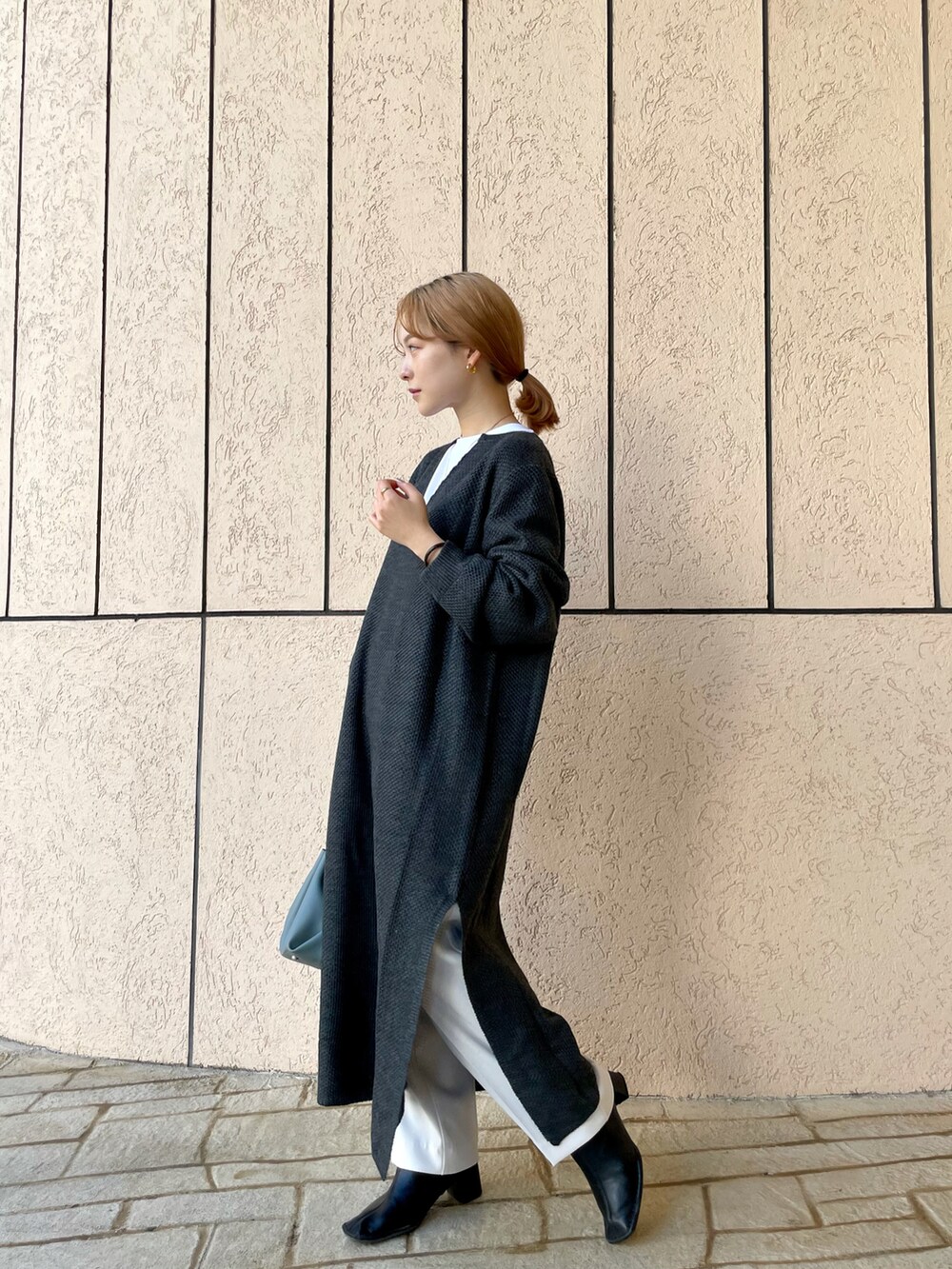 「ニット、ワンピース、カジュアル、シンプル、スラックス、ショートブーツ、冬コーデ、ラフ、大人コーデ、リラックススタイル、低身長、低身長コーデ、秋コーデ、おしゃれさんと繋がりたい、ニット/セーター」｜「CAPRICIEUX LE'MAGEのかがりチェーンドロストショルダーバッグ（ショルダーバッグ、ブルー系）」を使った、𝐑𝐈𝐂𝐎さん（レディース・148cm）の秋コーディネートの3枚目の写真