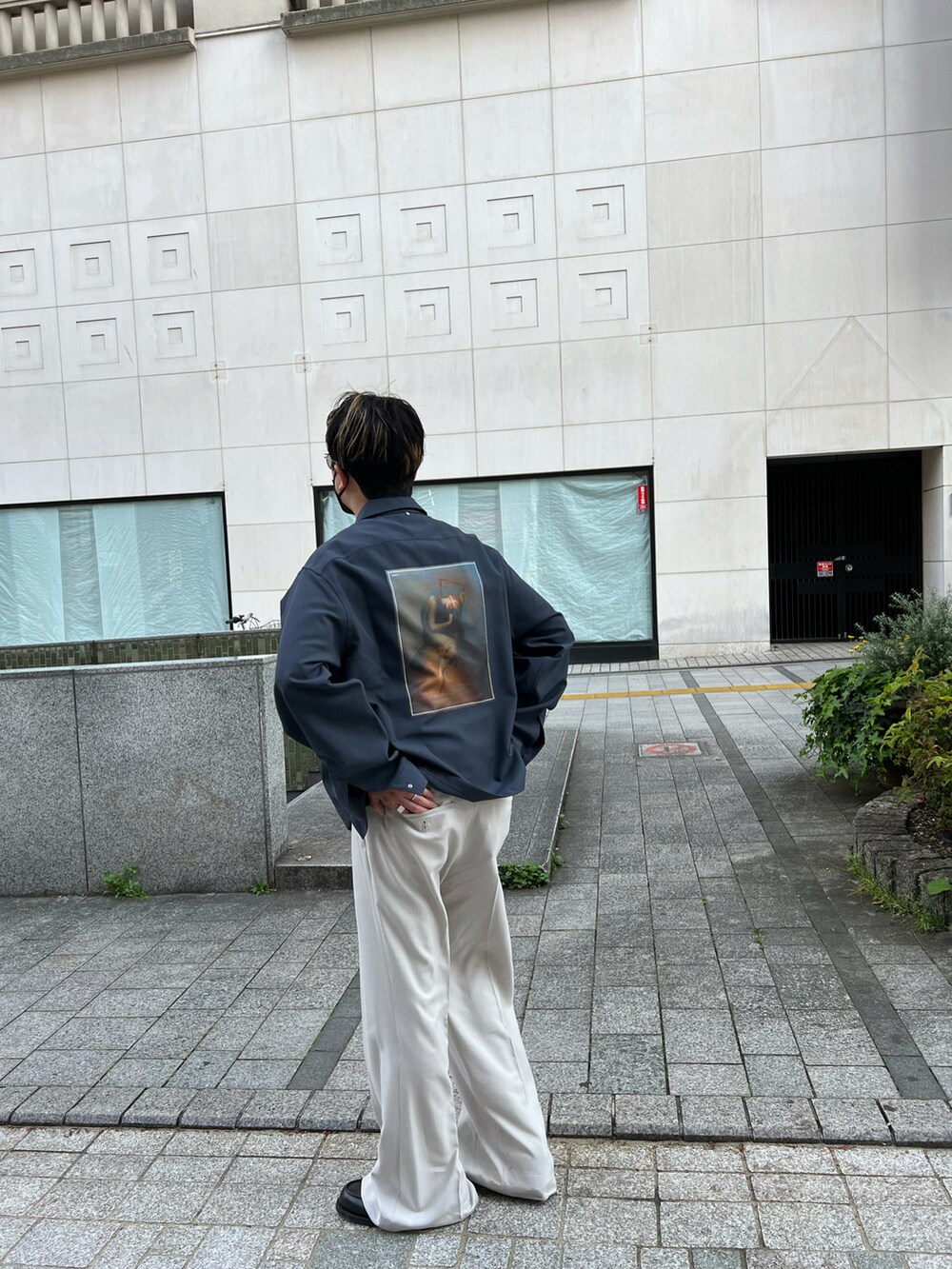 ブルー系のジャケット/アウター、ベージュ系のスラックス、ブラック系のシューズを着用したメンズの春コーディネートの2枚目の写真