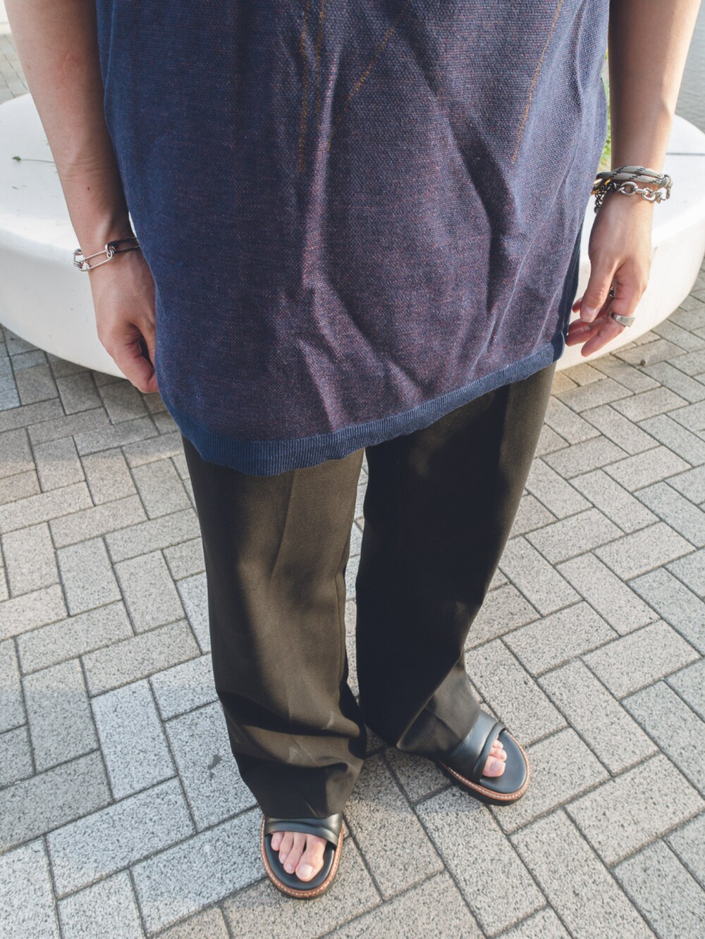 ブラック系のスラックス、パープル系のトップス、ブラック系のシューズを着用したメンズの夏コーディネートの3枚目の写真