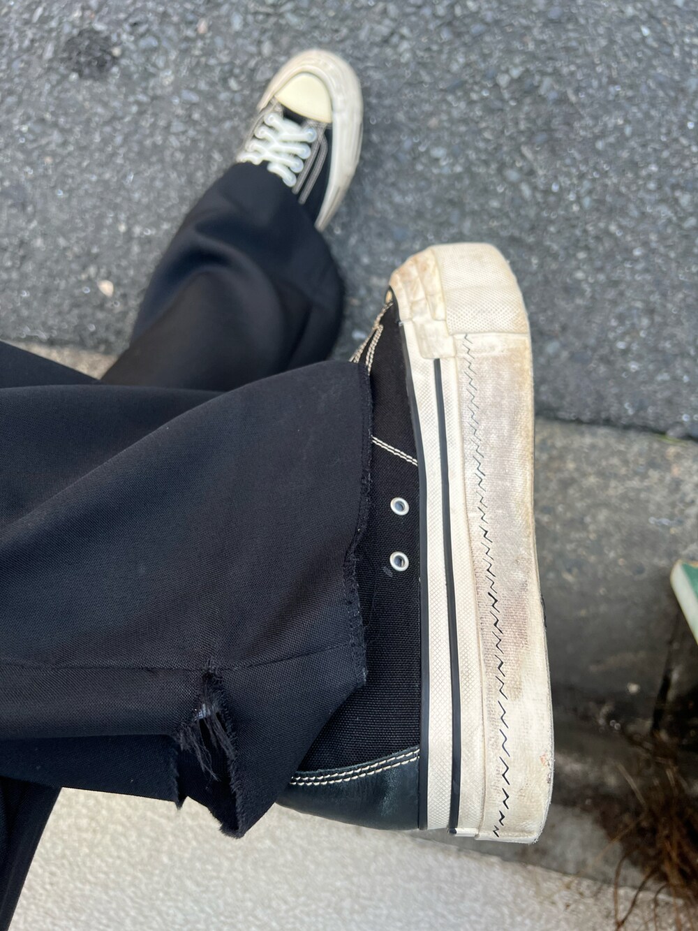 ブルー系のニット/セーター、ブラック系のスラックス、ブラック系のスニーカーを着用したメンズの夏コーディネートの3枚目の写真