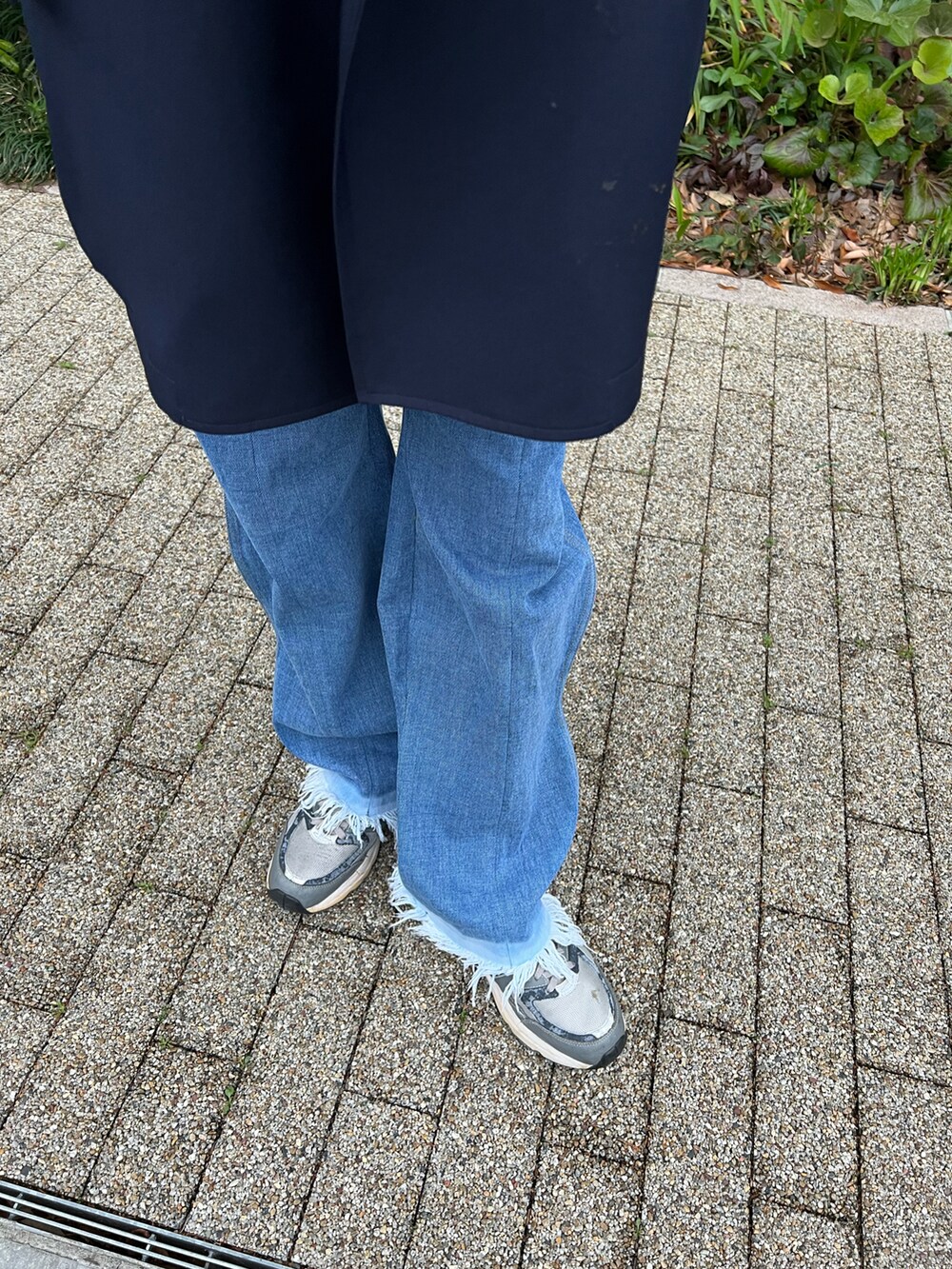 ブルー系のテーラードジャケット、ブルー系のデニムパンツ、グレー系のスニーカーを着用したメンズの春コーディネートの2枚目の写真