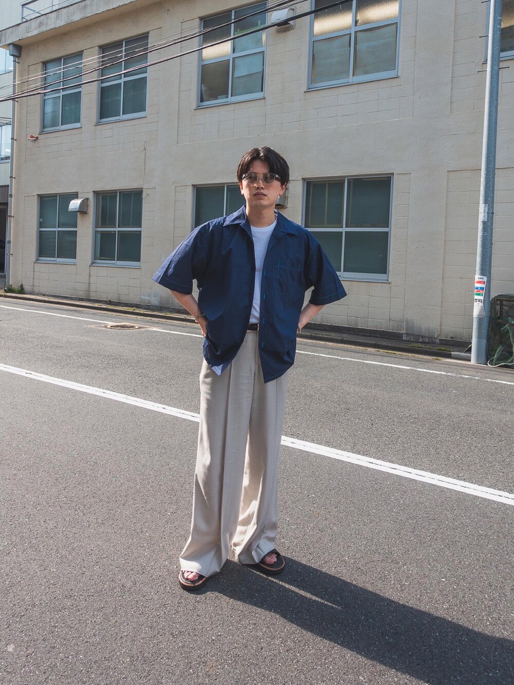 ブルー系のシャツ/ブラウス、ブルー系のシャツ/ブラウス、ベージュ系のスラックスを着用したメンズの春コーディネートの4枚目の写真