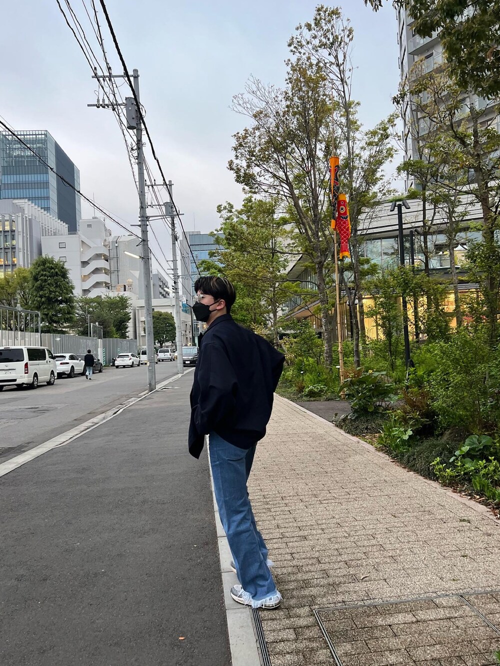 ブルー系のテーラードジャケット、ブルー系のデニムパンツ、グレー系のスニーカーを着用したメンズの春コーディネートの3枚目の写真