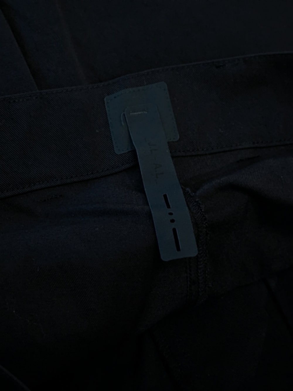 ブルー系のパーカー、ブラック系のその他パンツを着用したメンズの春コーディネートの4枚目の写真