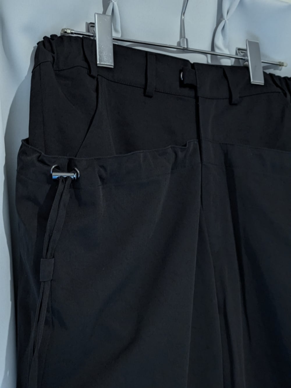 ブルー系のパーカー、ブラック系のその他パンツを着用したメンズの春コーディネートの2枚目の写真