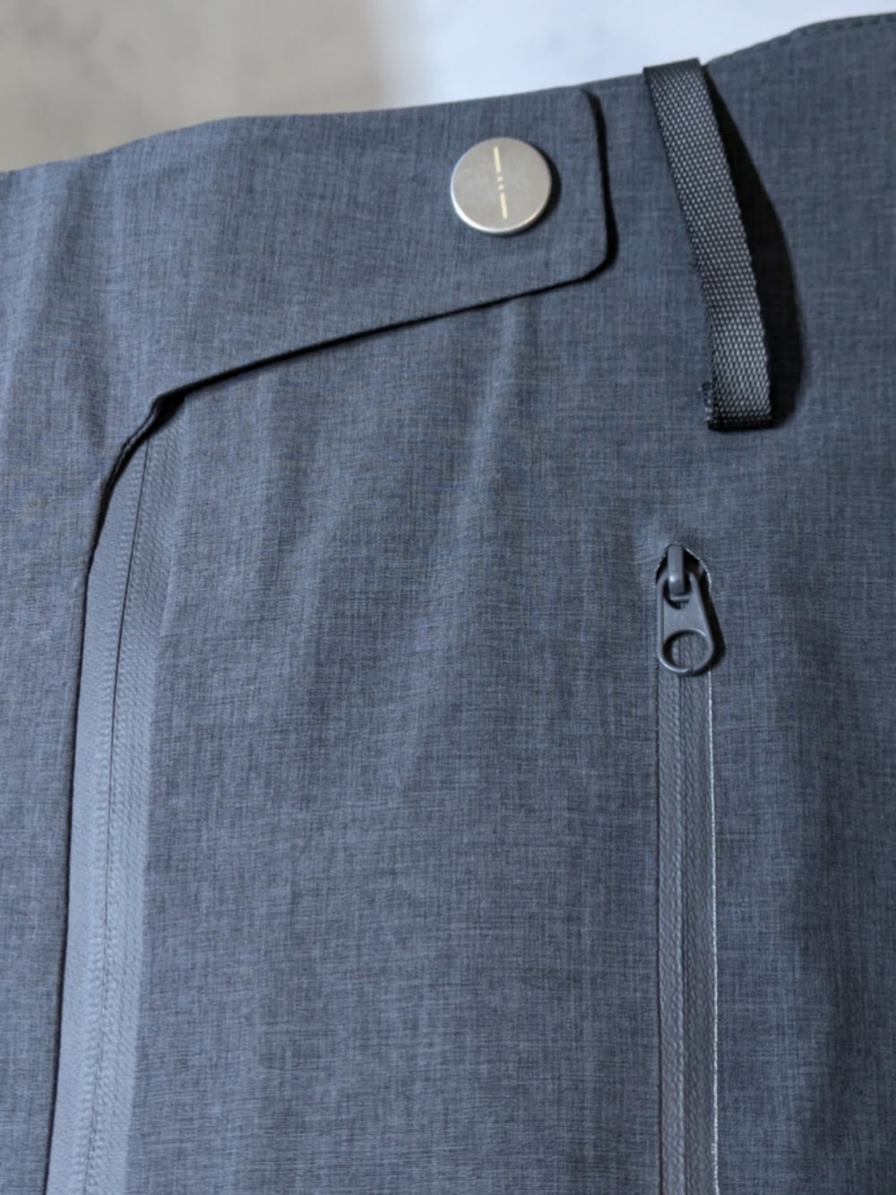 ブルー系のパーカー、グレー系のその他パンツを着用したメンズの春コーディネートの2枚目の写真