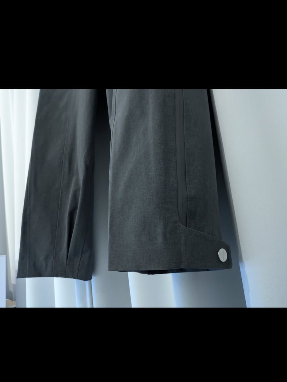 ブルー系のパーカー、グレー系のその他パンツを着用したメンズの春コーディネートの3枚目の写真