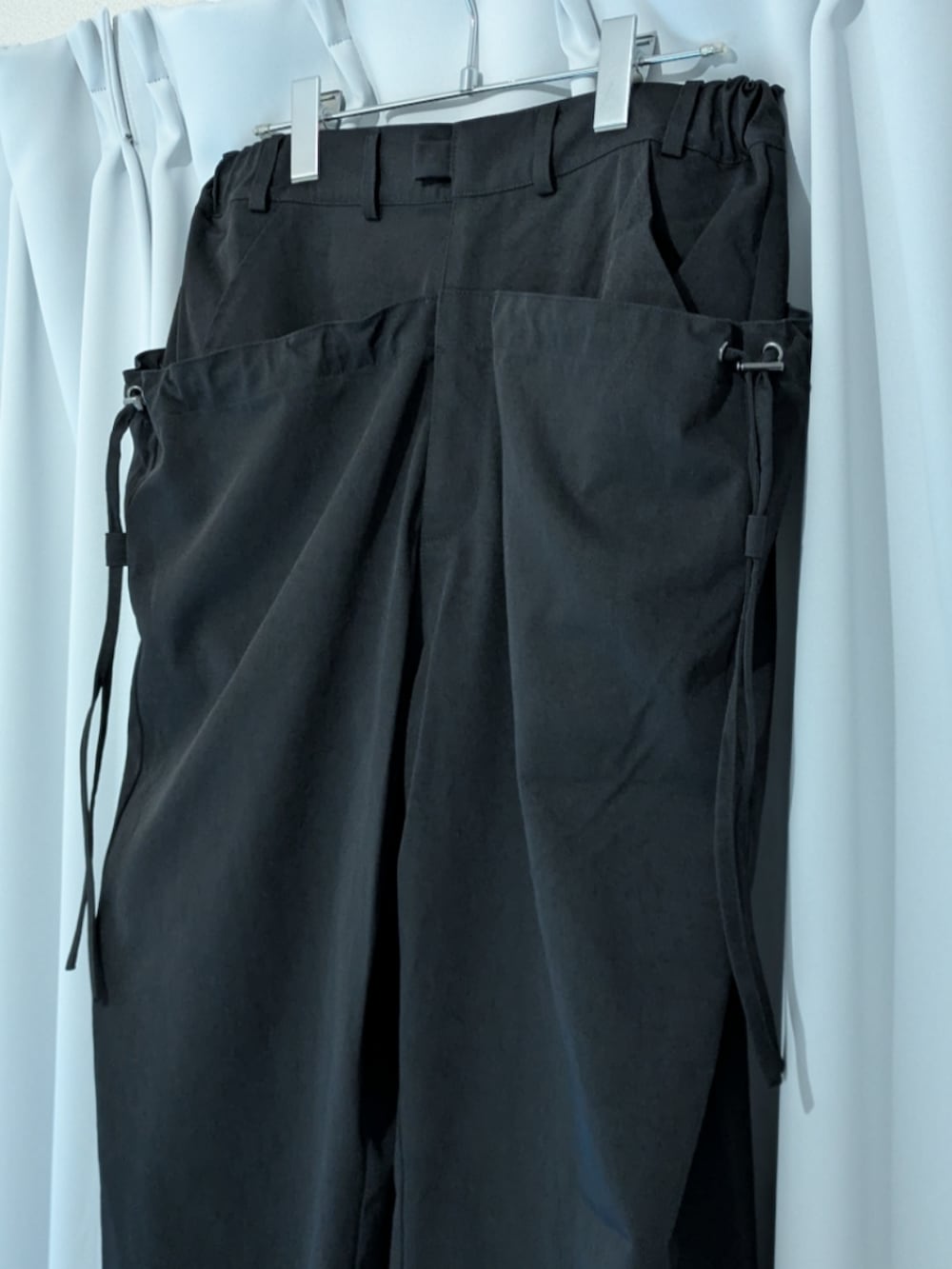 ブルー系のパーカー、ブラック系のその他パンツを着用したメンズの春コーディネートの3枚目の写真