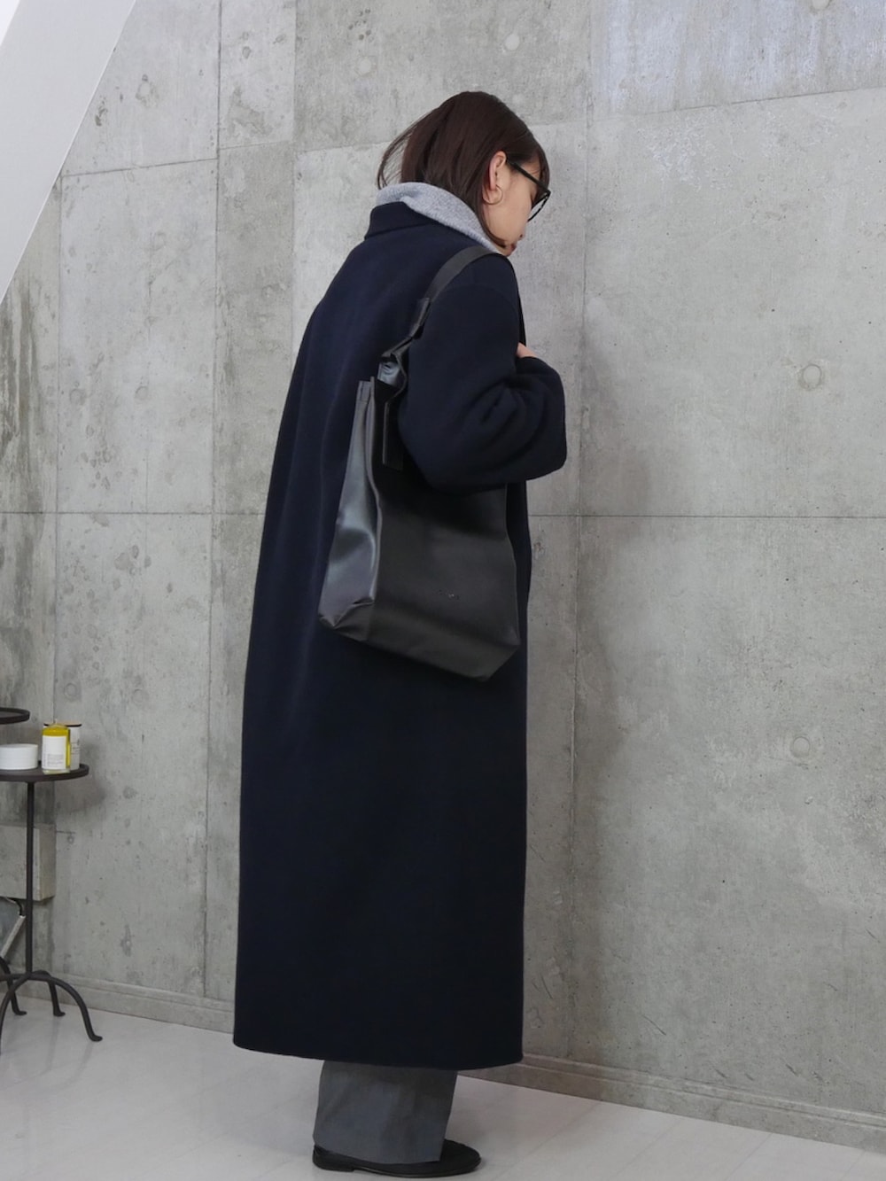 ブラック系のローファー、ブラック系のジャケット/アウター、グレー系のパーカーを着用したレディースの冬コーディネートの3枚目の写真