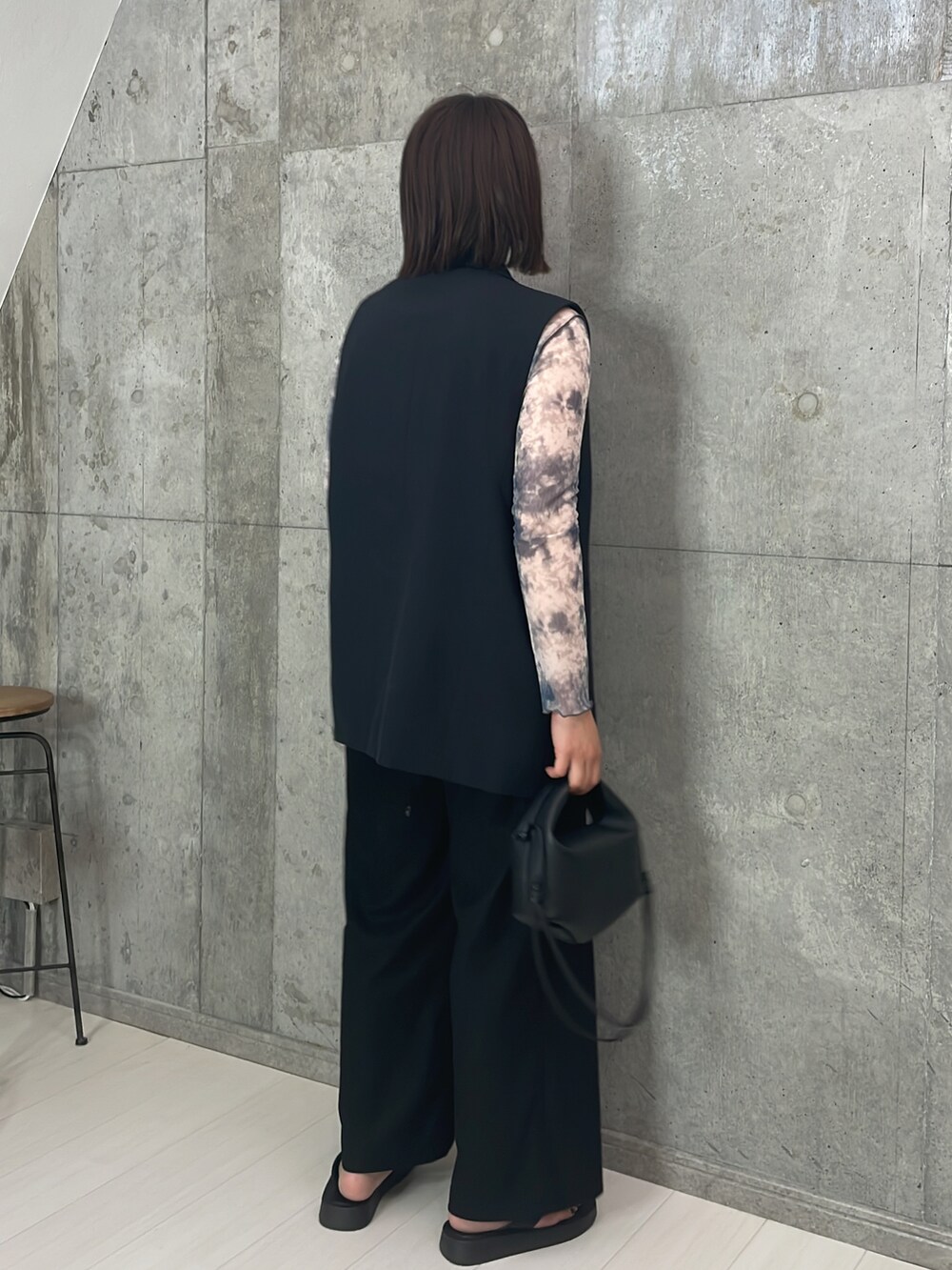 ブラック系のバッグ、ブラック系のサンダル、ブラック系のTシャツ/カットソーを着用したレディースの夏コーディネートの3枚目の写真