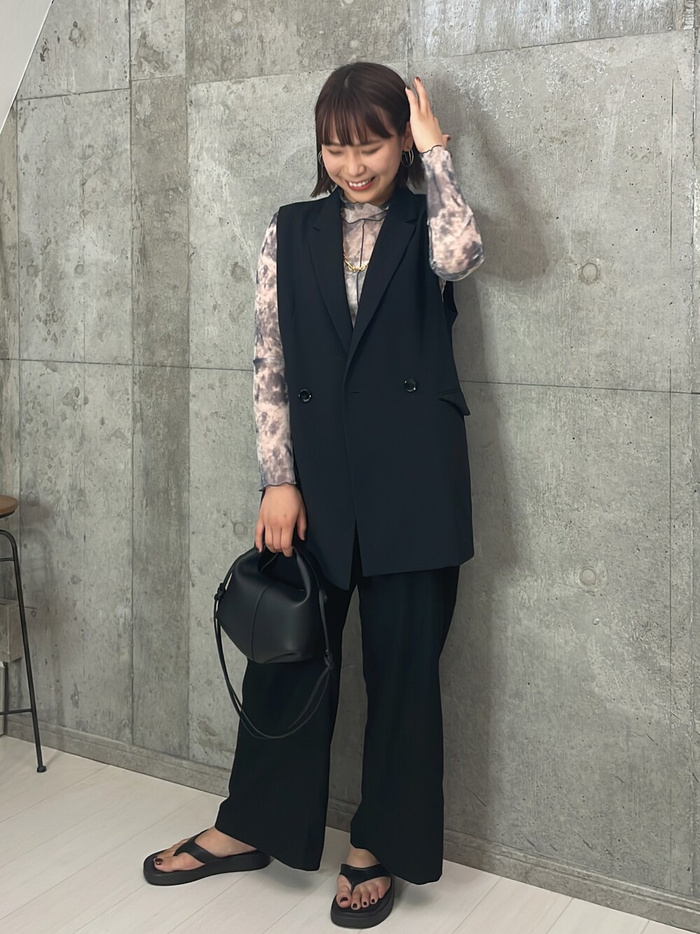 ブラック系のバッグ、ブラック系のサンダル、ブラック系のTシャツ/カットソーを着用したレディースの夏コーディネートの4枚目の写真