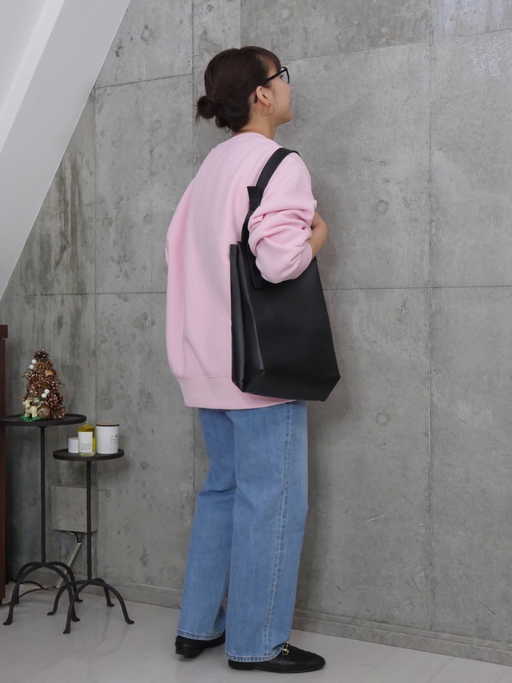 ブルー系のデニムパンツ、ブラック系のローファー、ブラック系のジャケット/アウターを着用したレディースの冬コーディネートの3枚目の写真