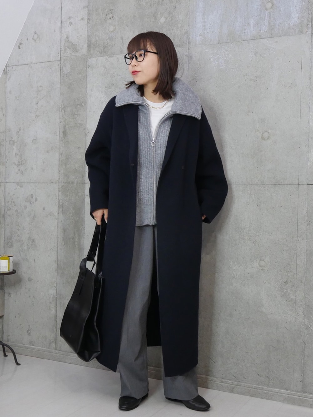 ブラック系のローファー、ブラック系のジャケット/アウター、グレー系のパーカーを着用したレディースの冬コーディネートの2枚目の写真