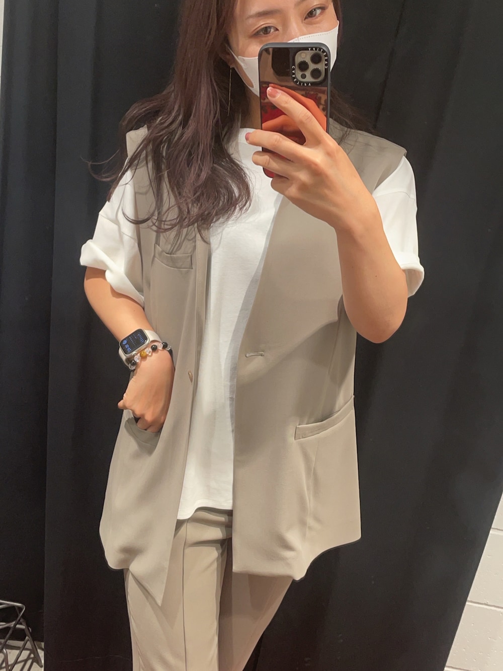 ベージュ系のベスト、ベージュ系のパンツを着用したレディースの夏コーディネートの2枚目の写真