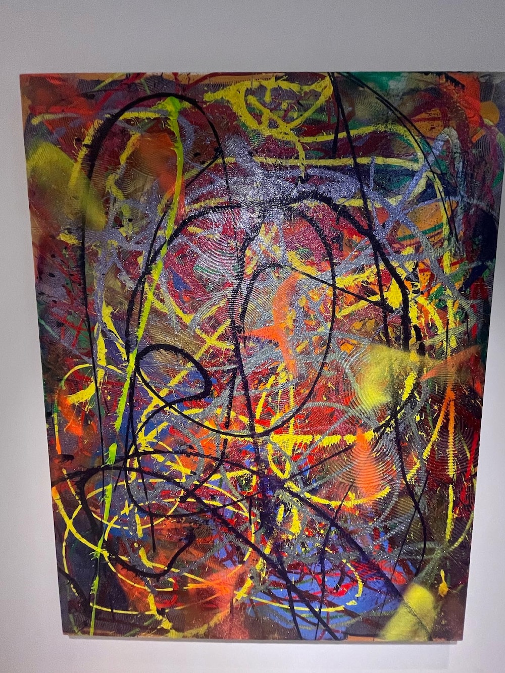 ブルー系のデニムパンツ、グレー系のトップス、ブラック系のバッグを着用したレディースの夏コーディネートの5枚目の写真