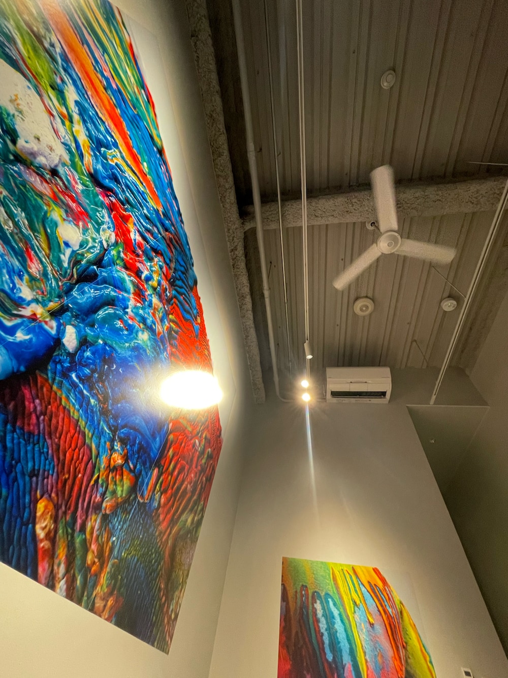 ブルー系のデニムパンツ、グレー系のトップス、ブラック系のバッグを着用したレディースの夏コーディネートの4枚目の写真