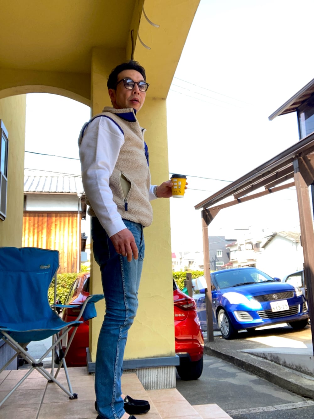 「今日のコーデ、春コーデ、休日スタイル、ラフ、ベスト、サングラス、シルバーアクセサリー、デニム、スエット、UGG、スリッポン、大人カジュアル、オトナカジュアル、シンプルコーデ、シンプルスタイル」｜「MONKEY TIMEの加工デニムパンツ（デニムパンツ、ブルー系）」を使った、おばかさん（メンズ・177cm）の冬コーディネートの2枚目の写真