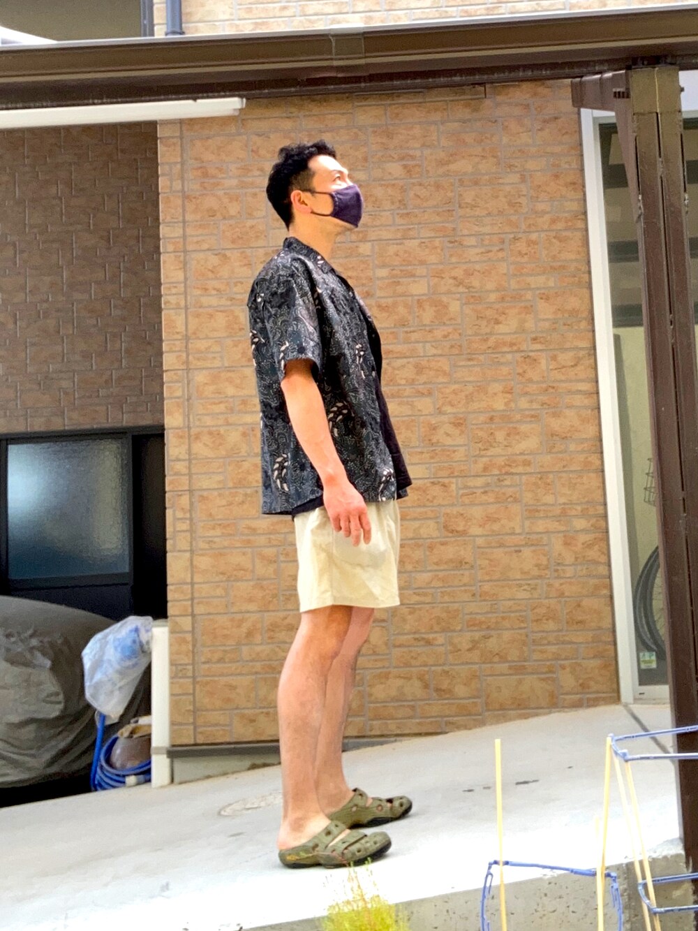 グリーン系のシャツ/ブラウス、ブラック系のTシャツ/カットソー、ベージュ系のパンツを着用したメンズの夏コーディネートの2枚目の写真