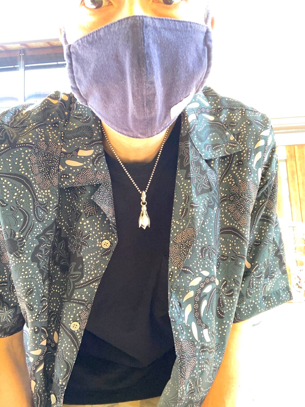 グリーン系のシャツ/ブラウス、ブラック系のTシャツ/カットソー、ベージュ系のパンツを着用したメンズの夏コーディネートの3枚目の写真