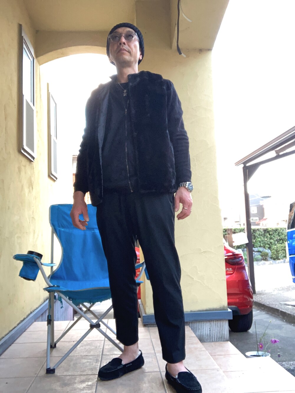 ブラック系のスリッポン、ブラック系のカーディガン/ボレロ、ブラック系のその他アウターを着用したメンズの秋コーディネートの2枚目の写真