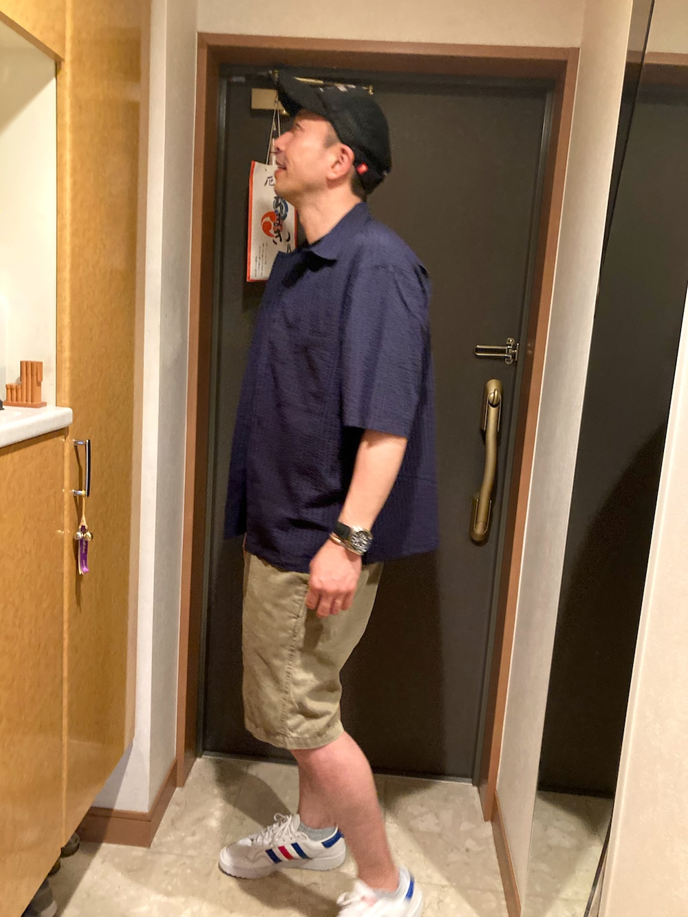「梅雨のハーフパンツ祭り、古着MIX、フェススタイル、ゆるコーデ、ラフコーデ、アメカジ、ショートパンツ、ロゴT、シャツスタイル、キャップ、グラミチ、プリントT、スニーカー、夏コーデ、ストリート」｜「DEUS EX MACHINAのアイテム（キャップ、ブラック系）」を使った、おばかさん（メンズ・177cm）の夏コーディネートの2枚目の写真