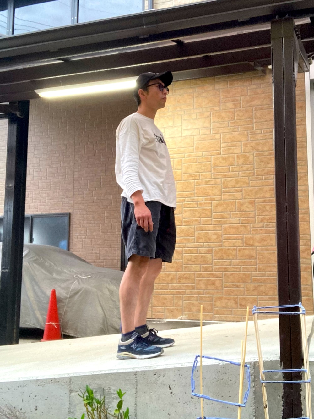 「ロゴT、ロンT、秋コーデ、グラミチ、ニューバランス、DEUS EX MACHINA、スニーカー、白黒、プチプラコーデ、ラクチンコーデ、休日コーデ、ハーフパンツ、アメカジ、シンプルコーデ、キャップ」｜「coca（coca）のメンズ七部丈プリントTシャツ（Tシャツ/カットソー、ホワイト系）」を使った、おばかさん（メンズ・177cm）の秋コーディネートの2枚目の写真