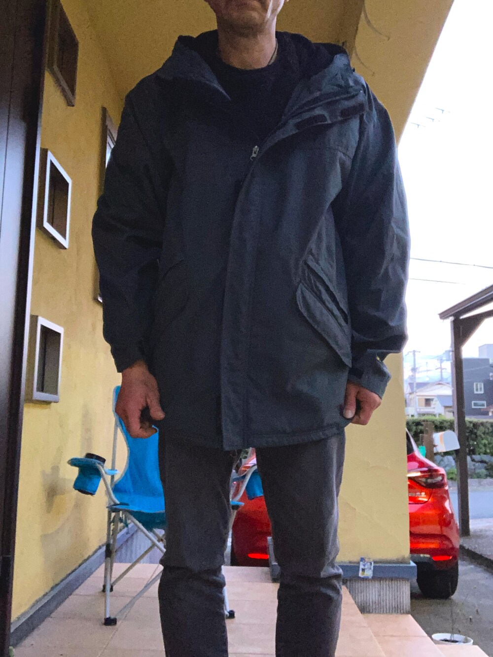 ブラック系のスウェット、ブラック系のマウンテンパーカー、グレー系のデニムパンツを着用したメンズの秋コーディネートの3枚目の写真