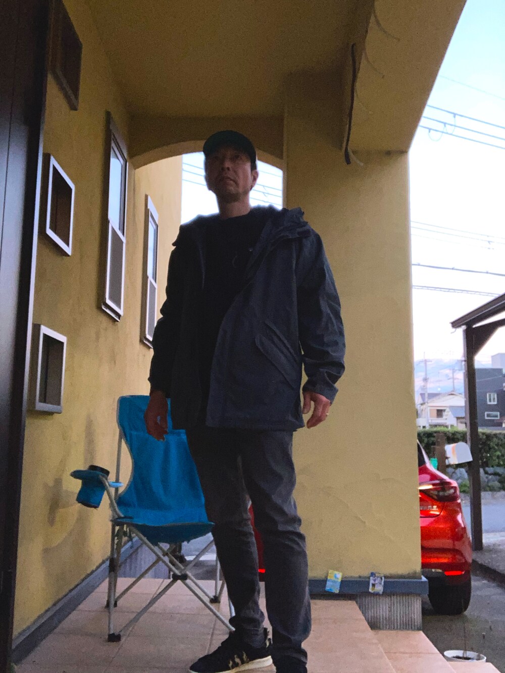 ブラック系のスウェット、ブラック系のマウンテンパーカー、グレー系のデニムパンツを着用したメンズの秋コーディネートの2枚目の写真