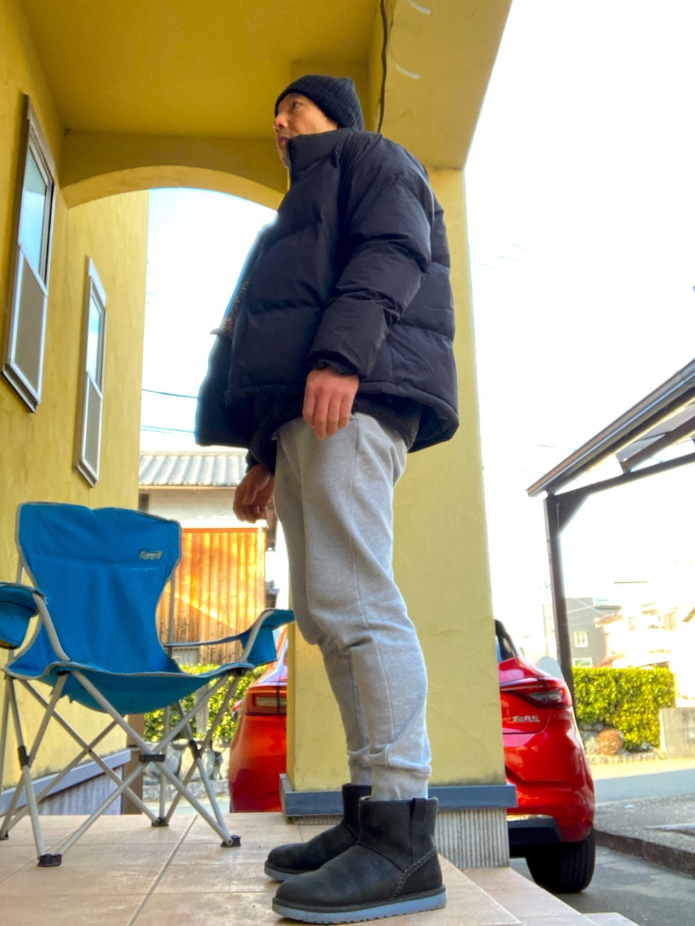 ブラック系のダウンジャケット/コート、ブラック系のスウェット、グレー系のスウェットパンツを着用したメンズの冬コーディネートの2枚目の写真