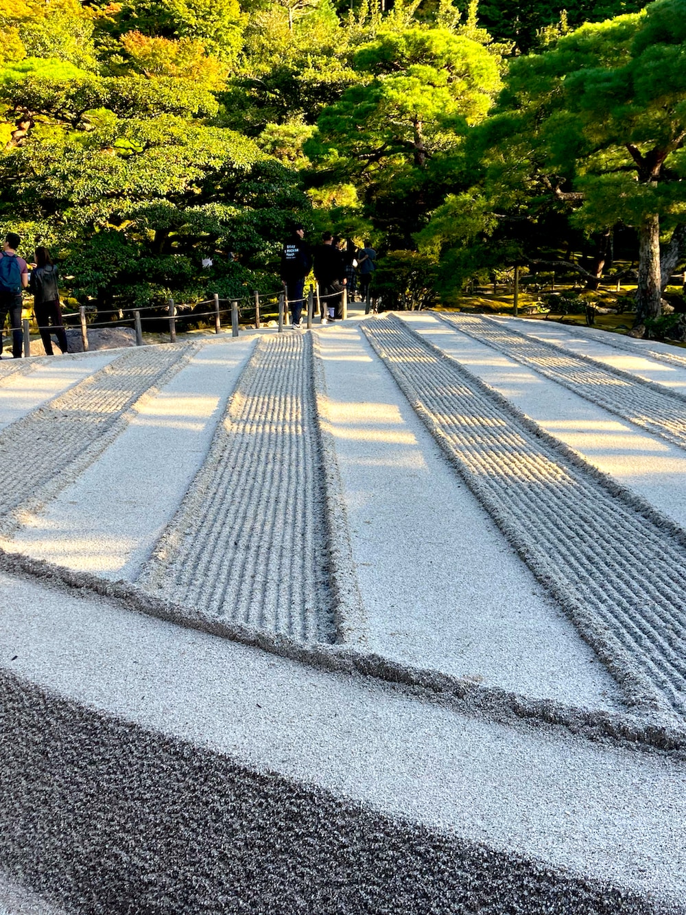 パープル系のスウェット、グリーン系のボディバッグ/ウエストポーチ、グレー系のデニムパンツを着用したメンズの秋コーディネートの4枚目の写真