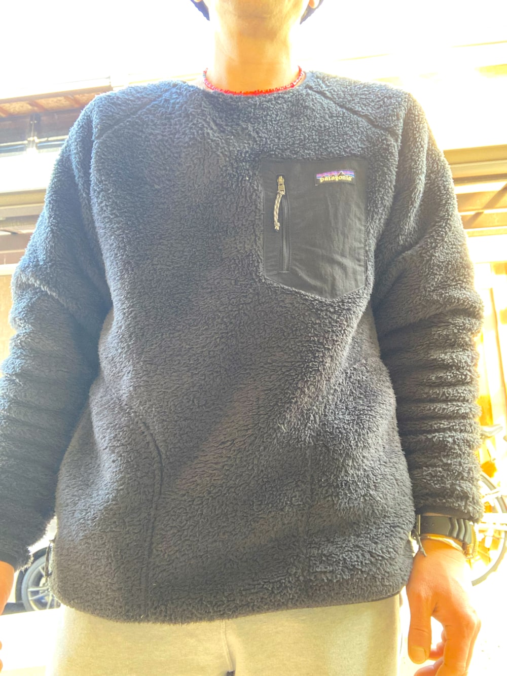 ブラック系のダウンジャケット/コート、ブラック系のスウェット、グレー系のスウェットパンツを着用したメンズの冬コーディネートの3枚目の写真