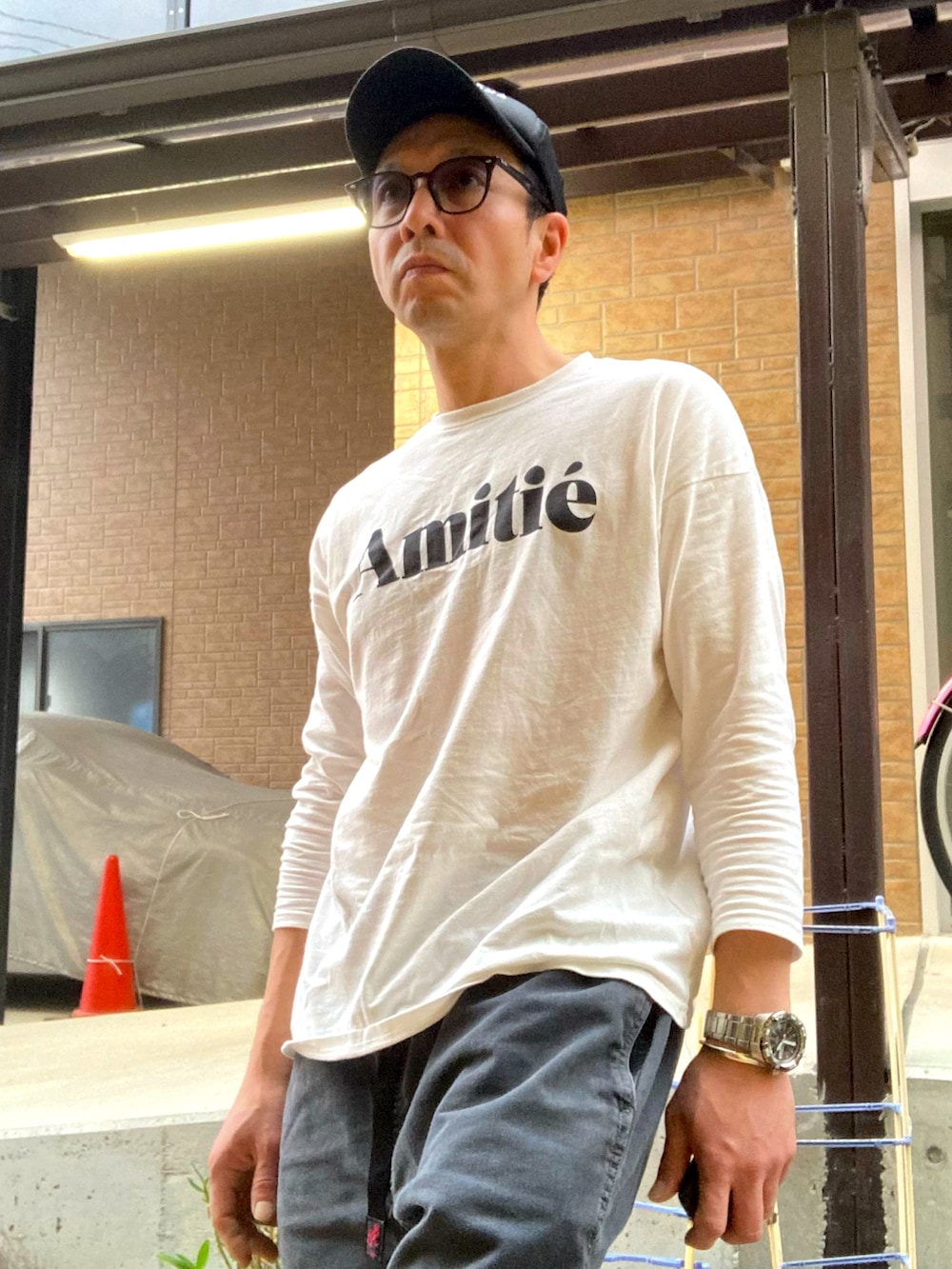 「ロゴT、ロンT、秋コーデ、グラミチ、ニューバランス、DEUS EX MACHINA、スニーカー、白黒、プチプラコーデ、ラクチンコーデ、休日コーデ、ハーフパンツ、アメカジ、シンプルコーデ、キャップ」｜「coca（coca）のメンズ七部丈プリントTシャツ（Tシャツ/カットソー、ホワイト系）」を使った、おばかさん（メンズ・177cm）の秋コーディネートの3枚目の写真