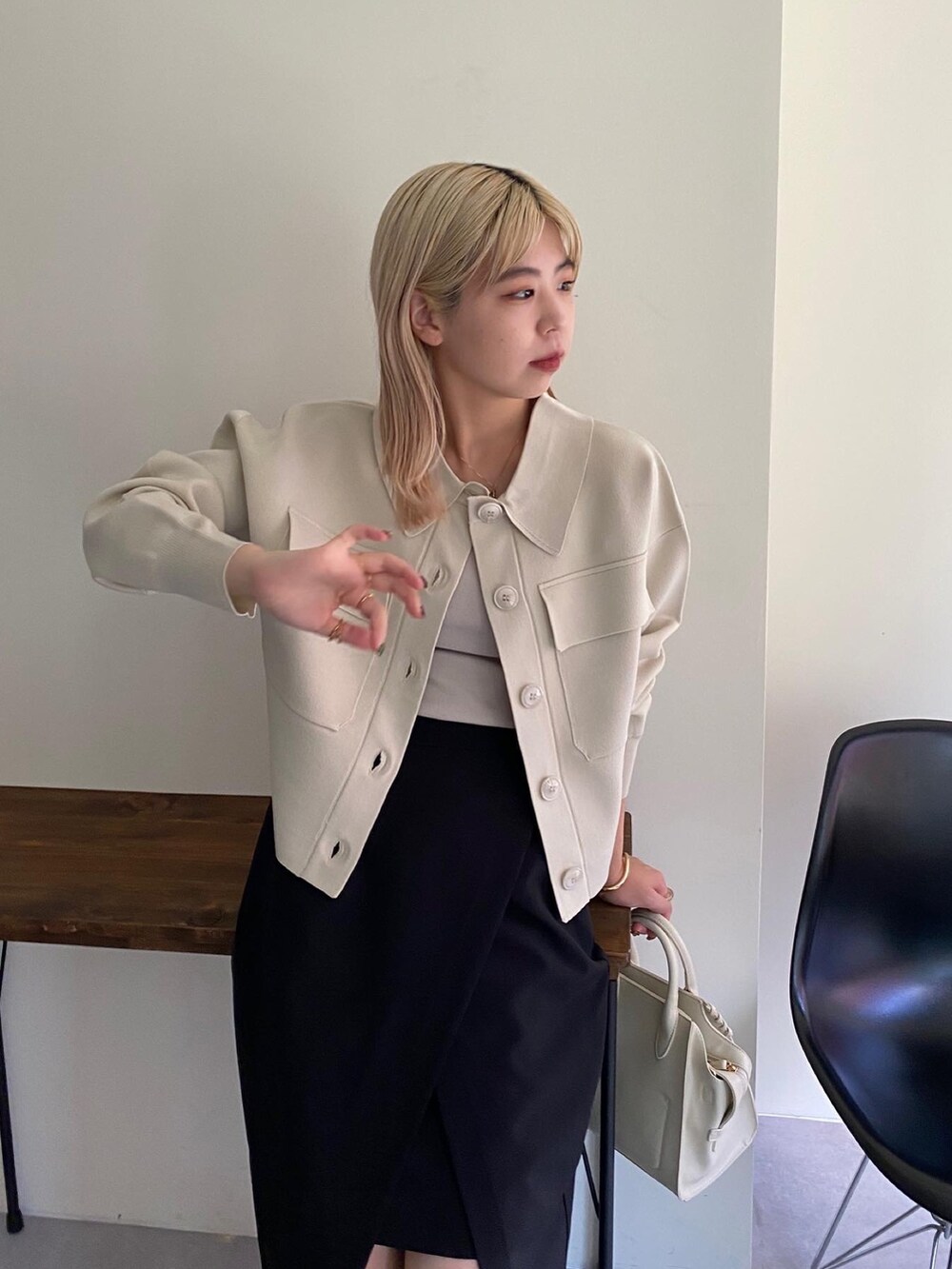 ホワイト系のブルゾン、ブラック系のブーツ、ホワイト系のトートバッグを着用したレディースの秋コーディネートの4枚目の写真