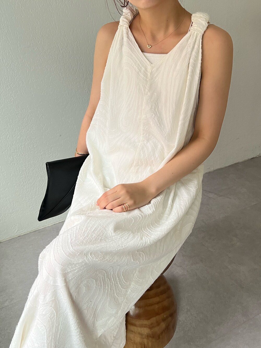 ホワイト系のワンピース/ドレス、ホワイト系のバッグ、その他のその他を着用したレディースの夏コーディネートの6枚目の写真