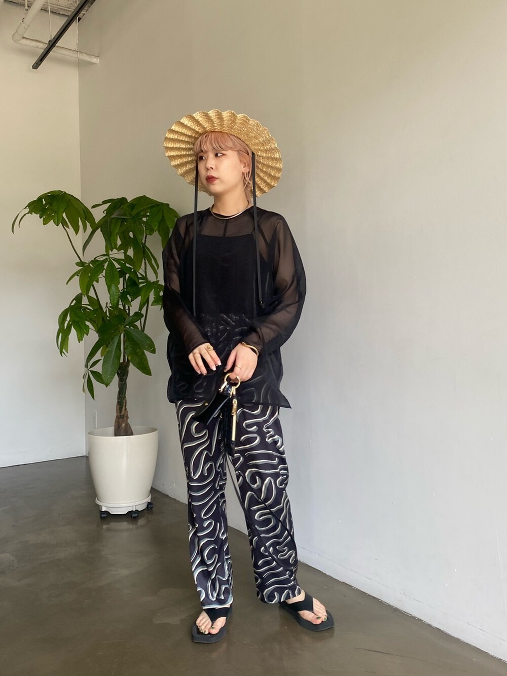 ブラック系のシャツ/ブラウス、ブラック系のその他パンツ、ブラック系のその他シューズを着用したレディースの春コーディネートの2枚目の写真