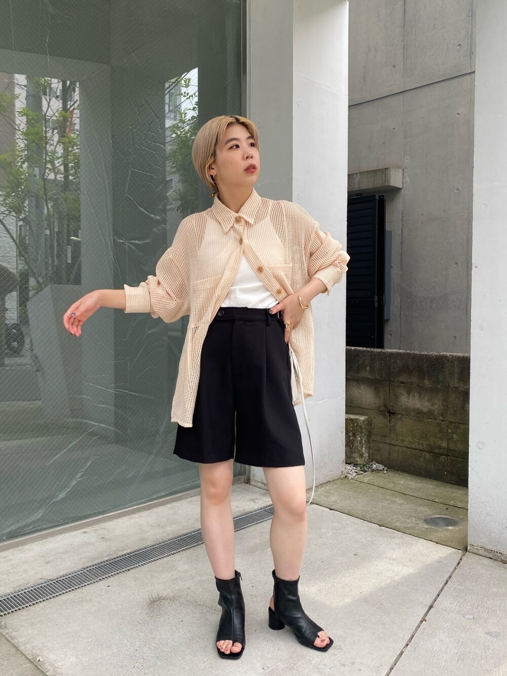 ベージュ系のシャツ/ブラウス、ホワイト系のキャミソール、ホワイト系のショルダーバッグを着用したレディースの夏コーディネートの3枚目の写真