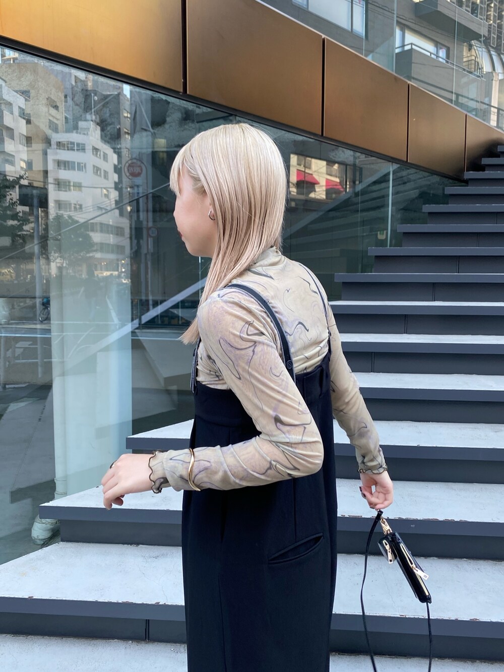 ブラック系のその他パンツ、グリーン系のTシャツ/カットソー、ブラック系のその他シューズを着用したレディースの夏コーディネートの5枚目の写真