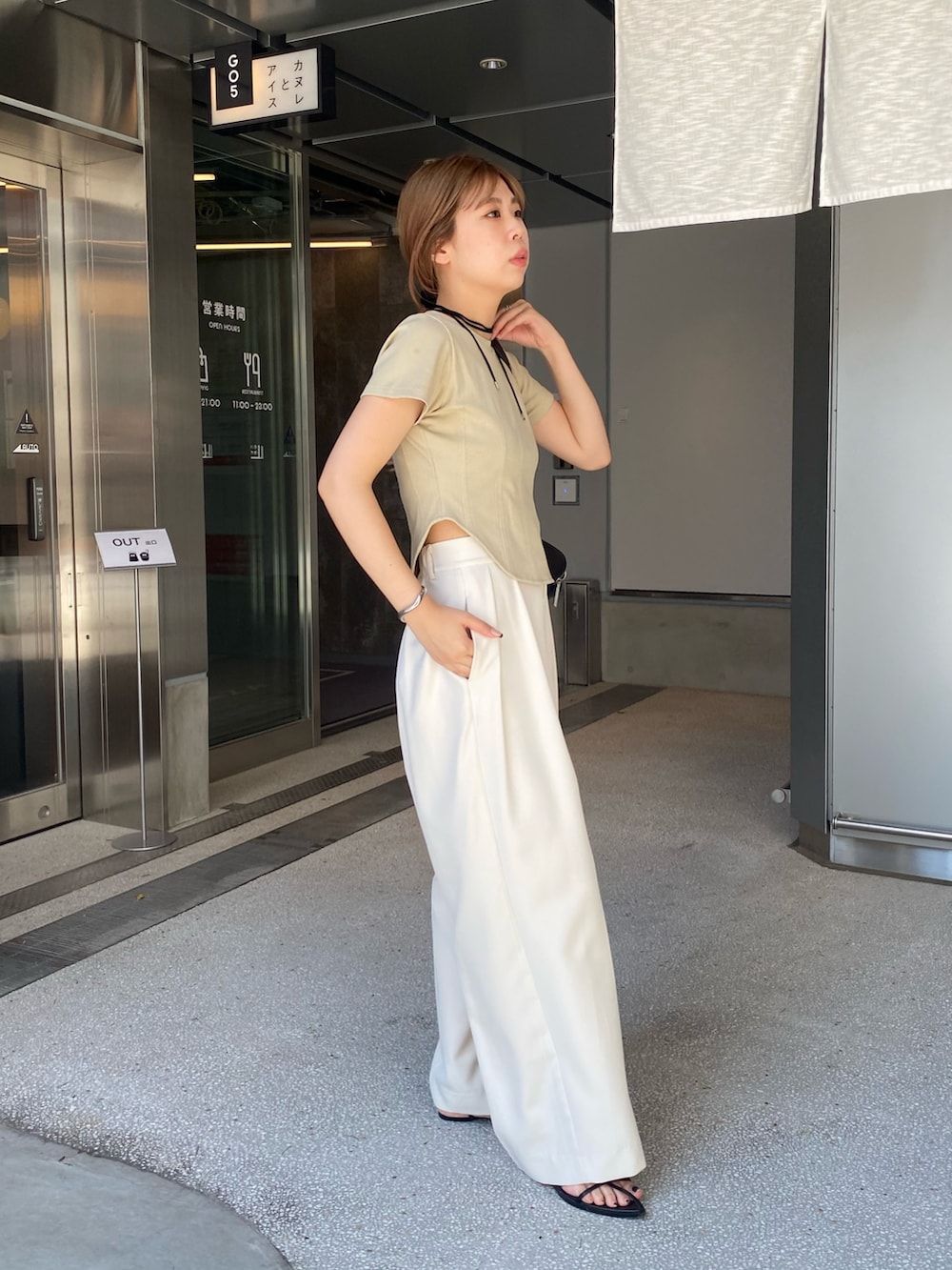 ホワイト系のその他パンツ、ブラック系のブーツ、ベージュ系のTシャツ/カットソーを着用したレディースの夏コーディネートの2枚目の写真