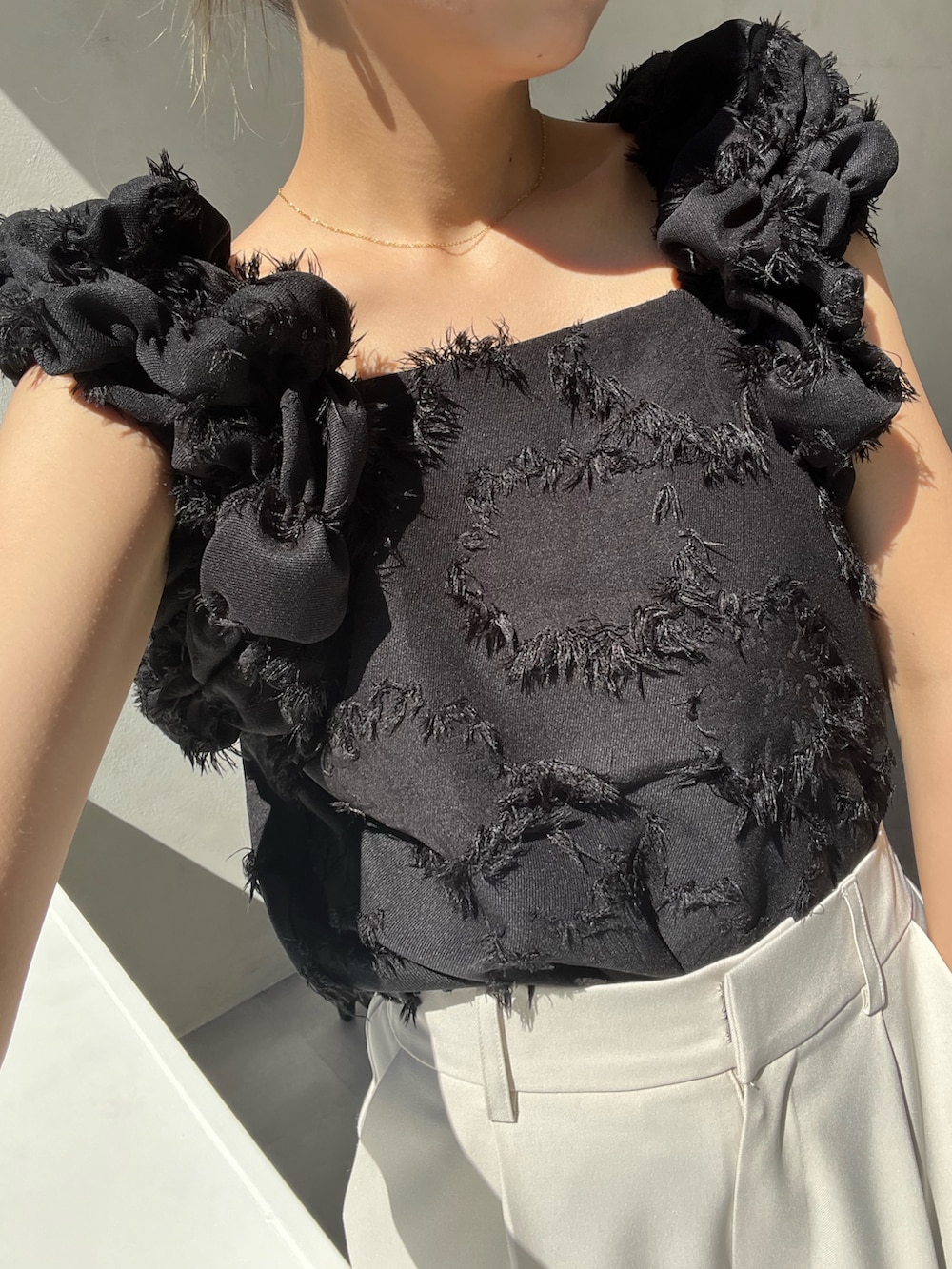 ブラック系のシャツ/ブラウス、ホワイト系のその他パンツを着用したレディースの夏コーディネートの5枚目の写真