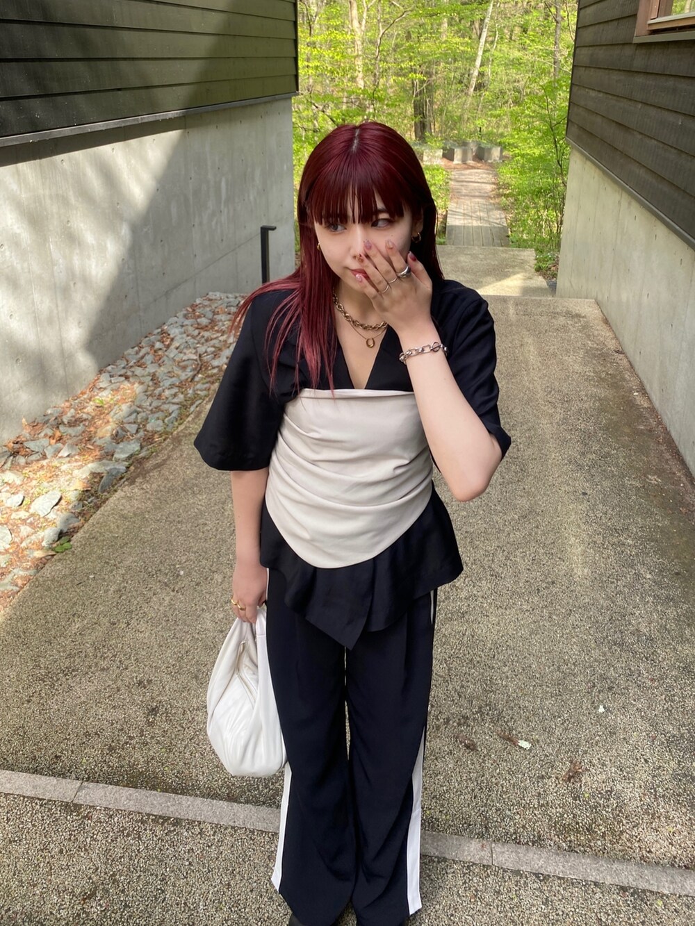 ブラック系のジャケット/アウター、ベージュ系のその他トップス、ベージュ系のパンツを着用したレディースの春コーディネートの5枚目の写真