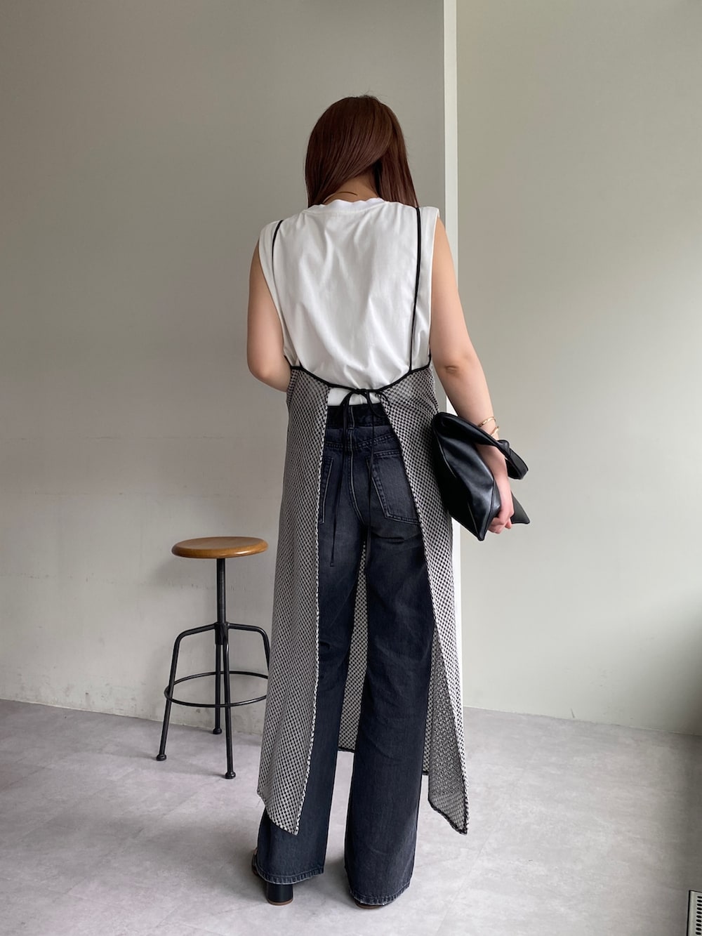 グレー系のワンピース/ドレス、ブラック系のデニムパンツ、ブラック系のシューズを着用したレディースの春コーディネートの4枚目の写真