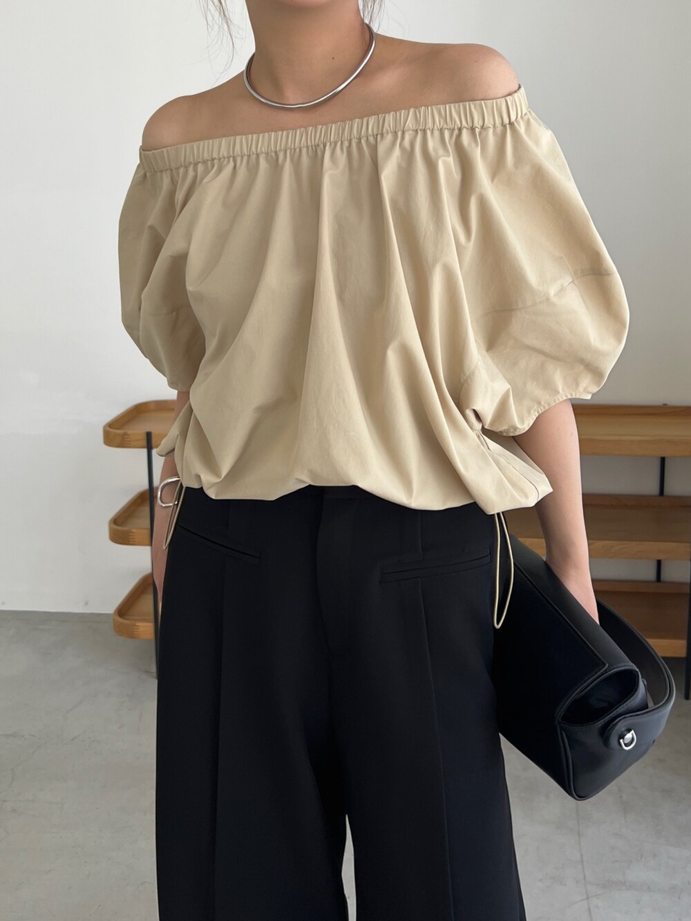 ベージュ系のシャツ/ブラウス、ブラック系のパンツ、ブラック系のブーツを着用したレディースの夏コーディネートの2枚目の写真